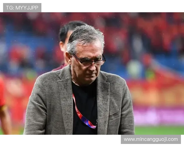 《探索足球世界的魅力：从球场到文化，全球足球的历史与发展》